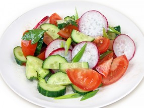Салат из садовых овощей