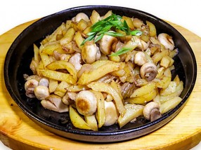 Жареный картофель с белыми грибами и шампиньонами